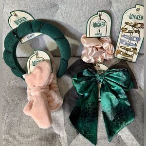 Wicked Limited Edition Hair Accessories Bundle Glinda and Elphaba - 5 Items
{2}